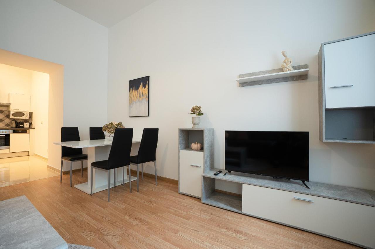 In The Area. 5 Minute's Walk To The Danube. Apartamento Viena