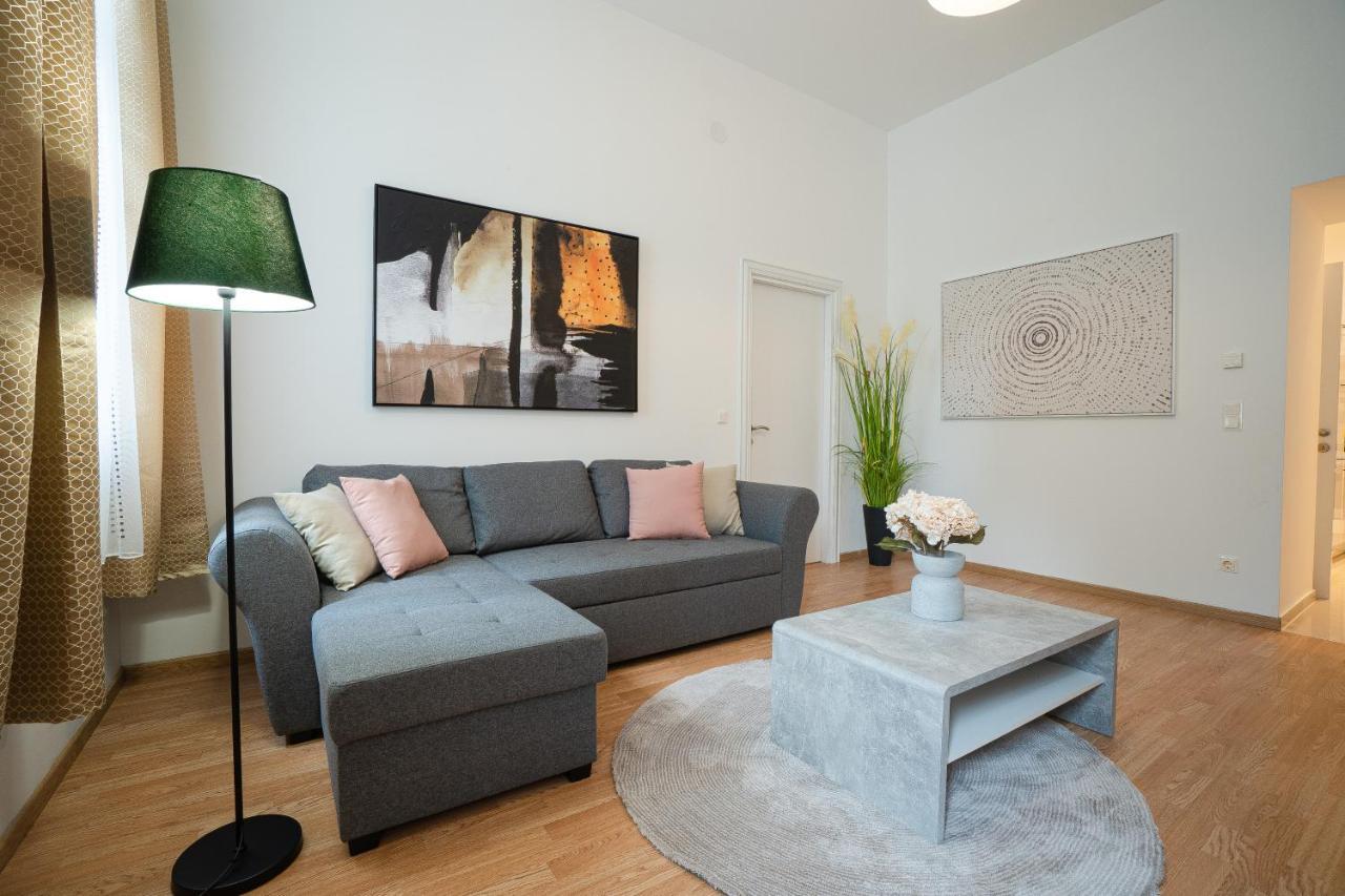 In The Area. 5 Minute's Walk To The Danube. Apartamento Viena