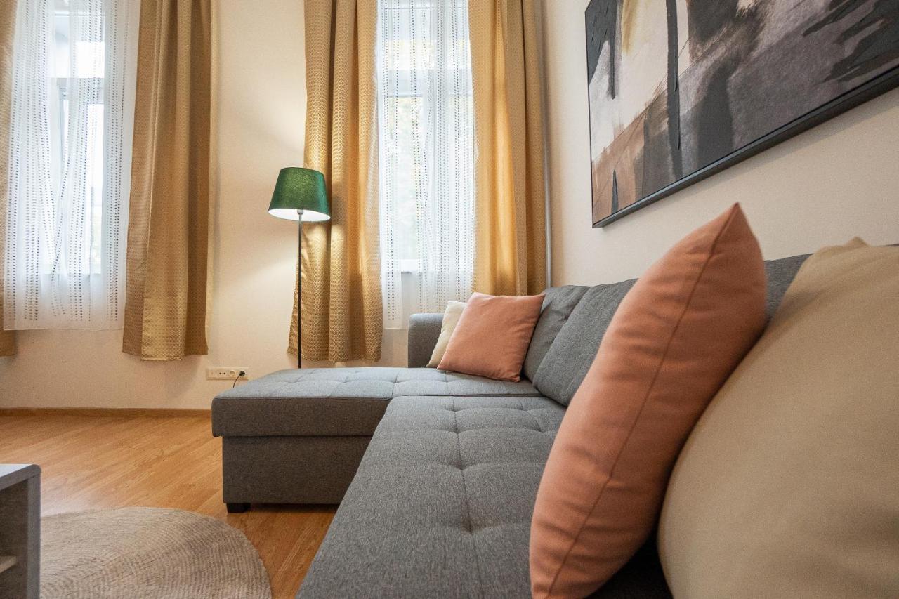 In The Area. 5 Minute's Walk To The Danube. Apartament